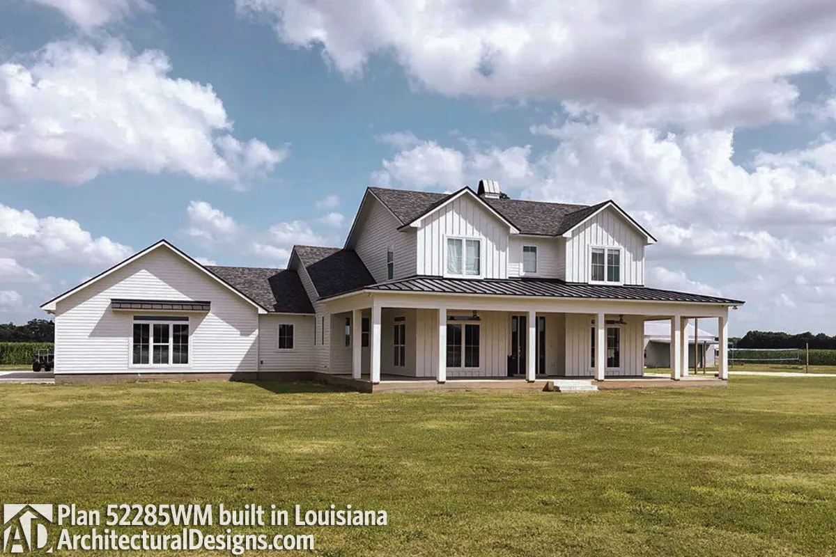 A solid representation of the farmhouse with a classy building structure.