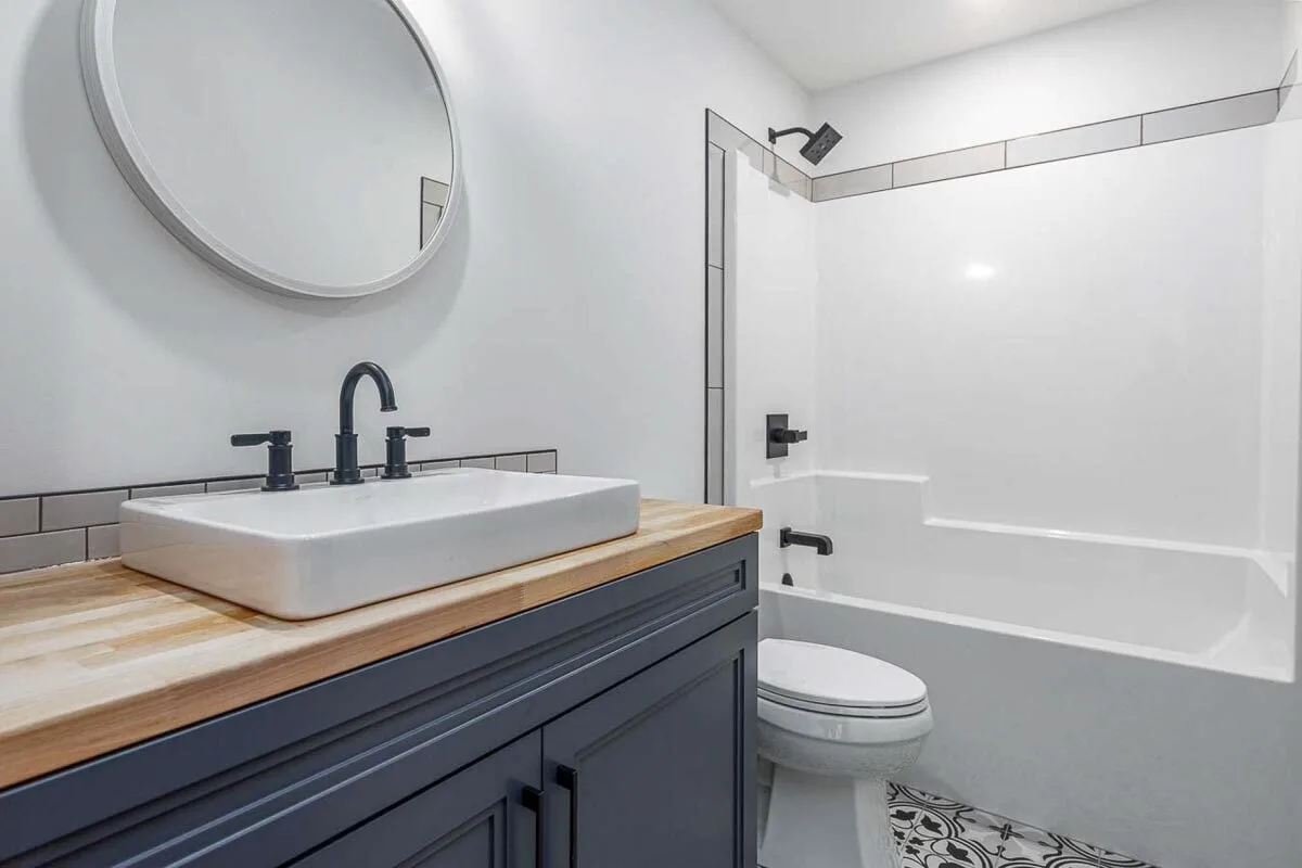 The aesthetics of the bathroom area with the white accent wall merge wonderfully.