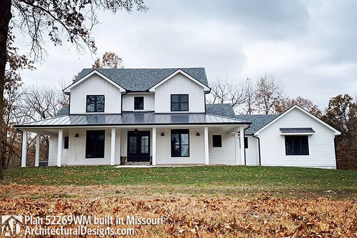 With trees as the backdrop, a farmhouse in the autumn looks magnificent.