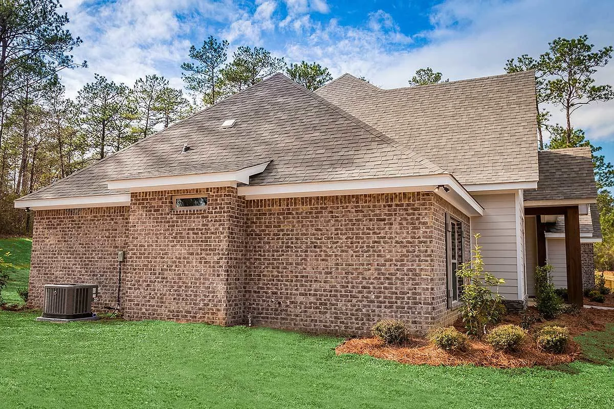 Left view of the house where the side of the bedrooms and bathroom are located.