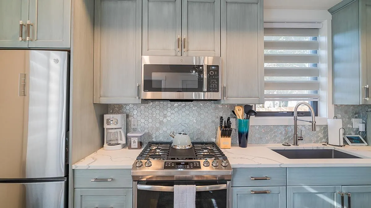 A fully equipped kitchen and appliances for your convenience.
