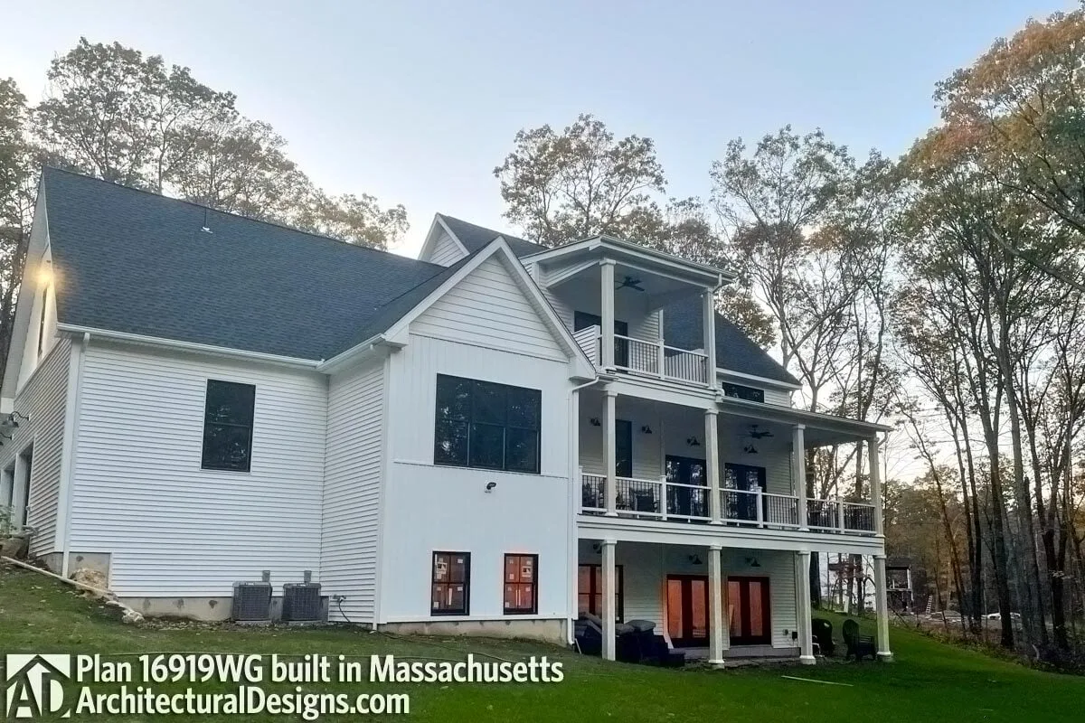 The covered lanai of a quiet farmhouse mixes in harmoniously with the white painted pillars.