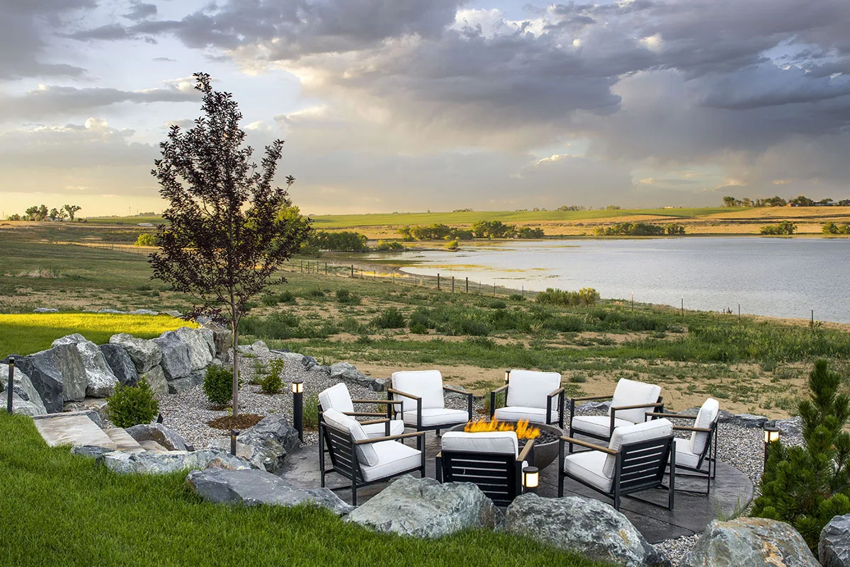 A circle-shaped outdoor space with a campfire in the middle.