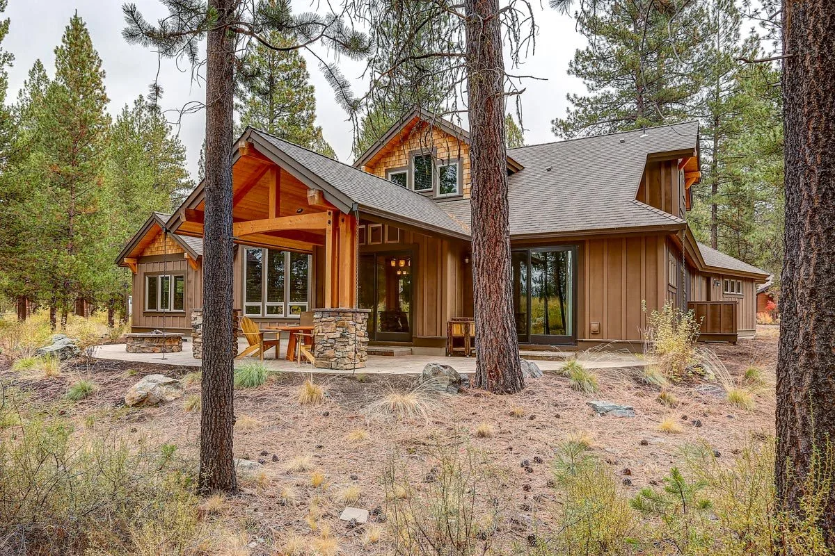 A superb see-through entry from inside is provided by the back external glass windows.
