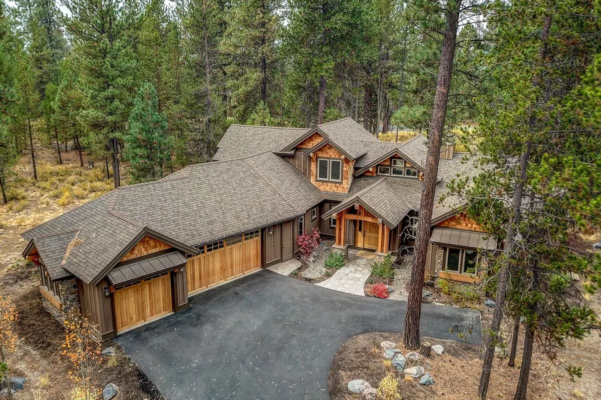 The mountain house's top vista is stunning from the perspective of its architectural style.