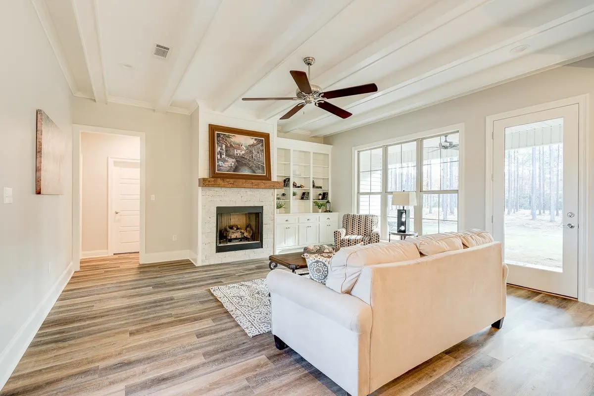With the ambience, the living space with the fireplace in the middle seems wonderfully fresh.