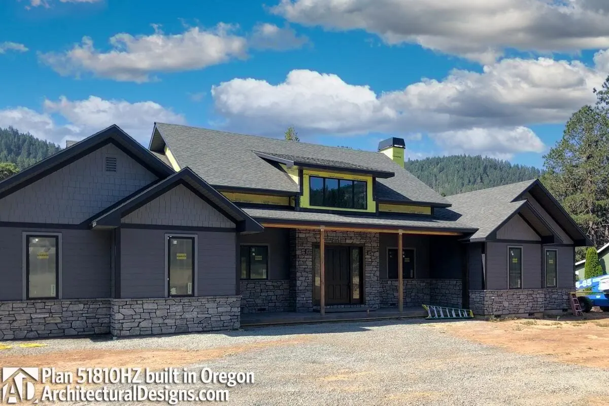 When painted a dark hue and decorated with brick walls, the farmhouse style looks gorgeous.