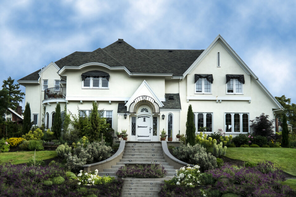 13 Gorgeous White Stucco House Ideas (Pictures) - Love Home Designs
