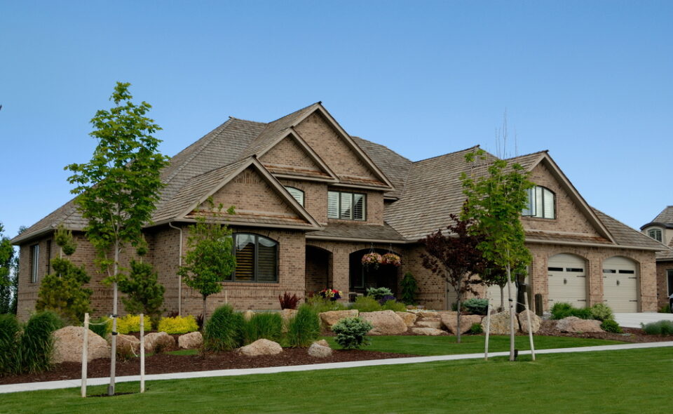 29 Stunning Brick House and Roof Color Combinations