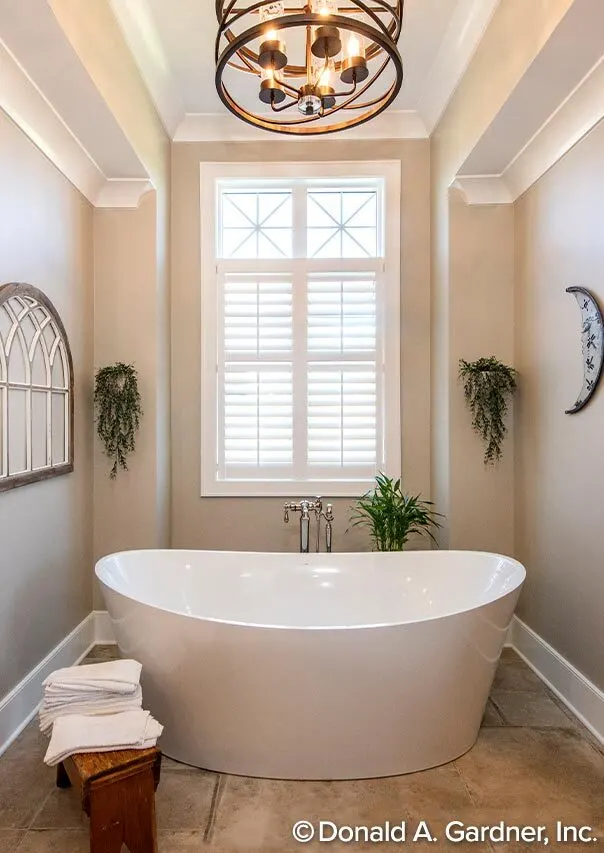Bathtub is an exclusive room with indoor plants for a vibrant pleasant atmosphere.