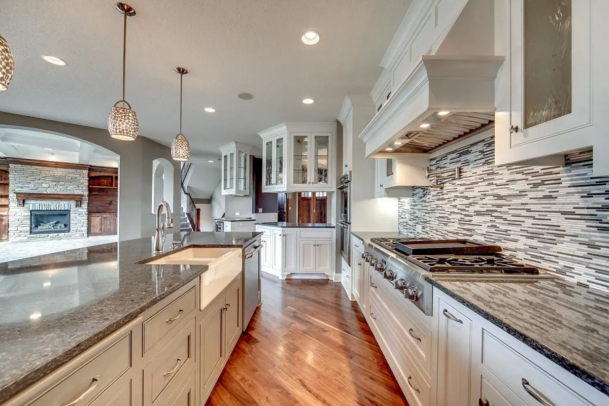 Appealing horizontal backsplash design in gray tones.