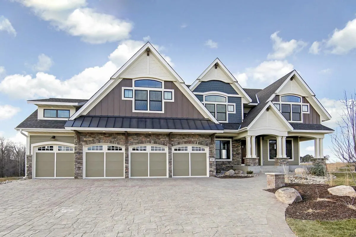 The front with a stone-paved driveway.