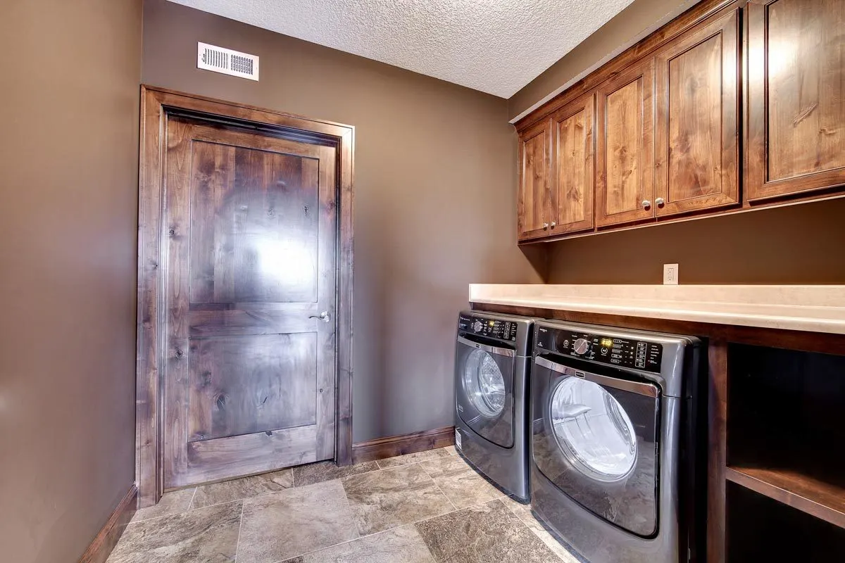 Laundry room with washing and dryer under the counter.