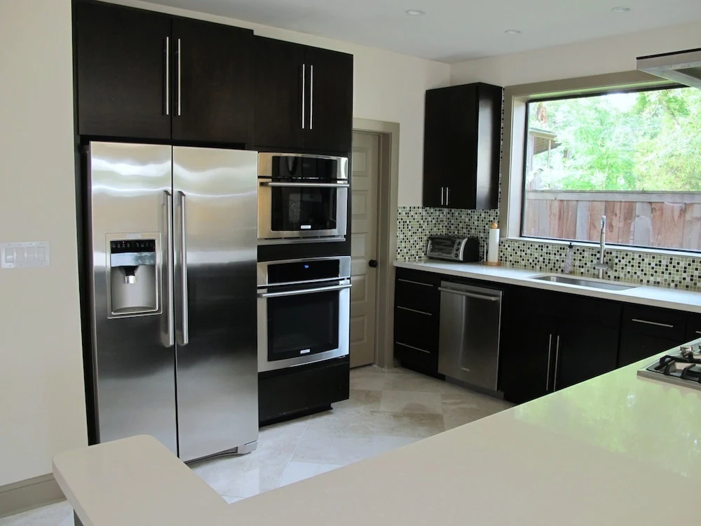 Beautiful kitchen décor with innovative appliances and furniture.