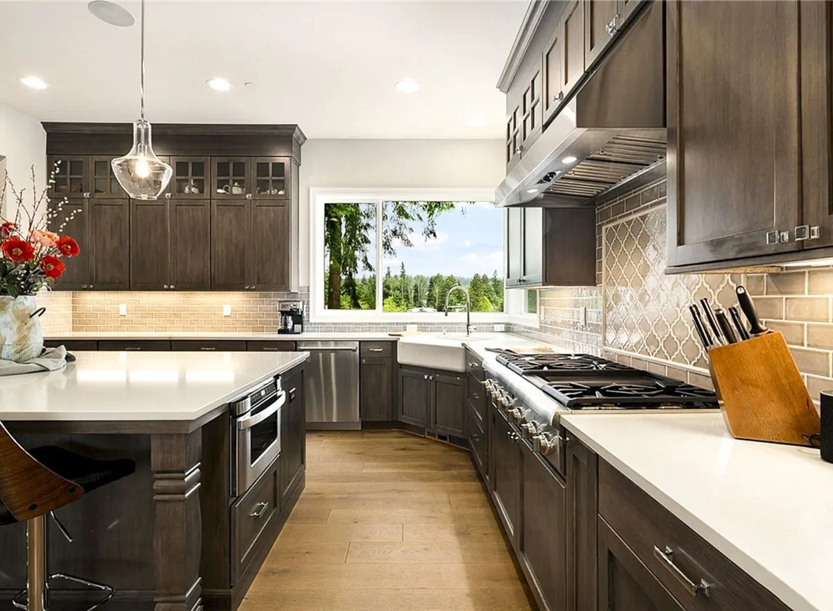 The window layout provides natural light and an outdoor sight, making the U-shaped kitchen looks wonderful.