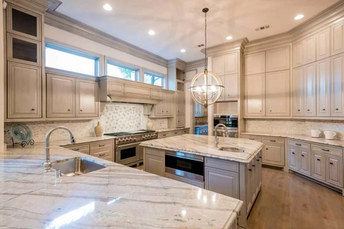 Kitchen with a flexible cabinet and drawers and a central island.
