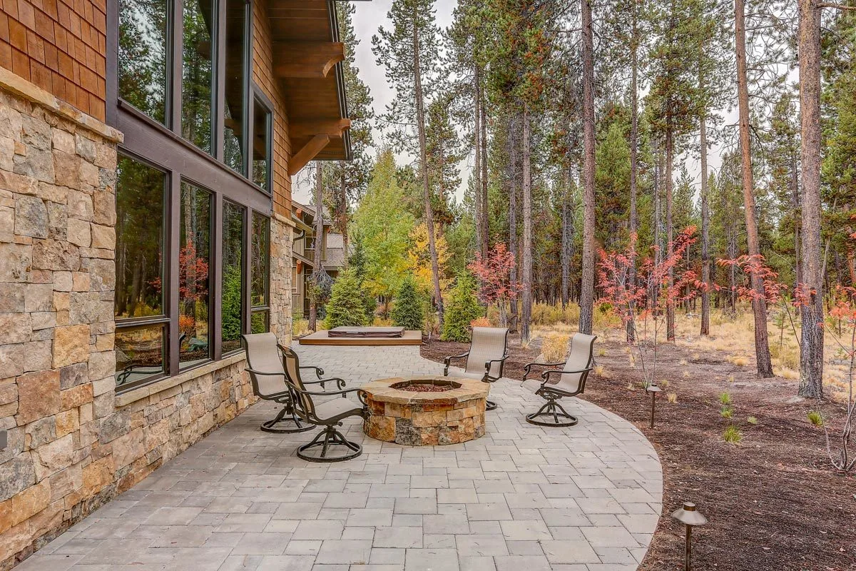 A campfire in a round stone frame can be found on the terrace.