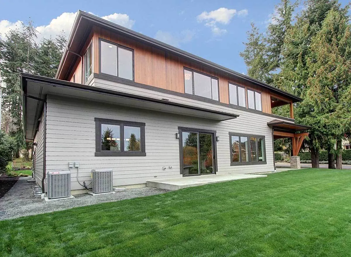 A look on the back part of the beautiful prairie modern house with the glass doors that makes a modern touch in this house.