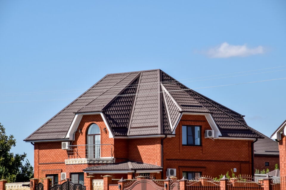 10 Gorgeous Brick House Metal Roof Ideas (Pics and Useful Ideas)
