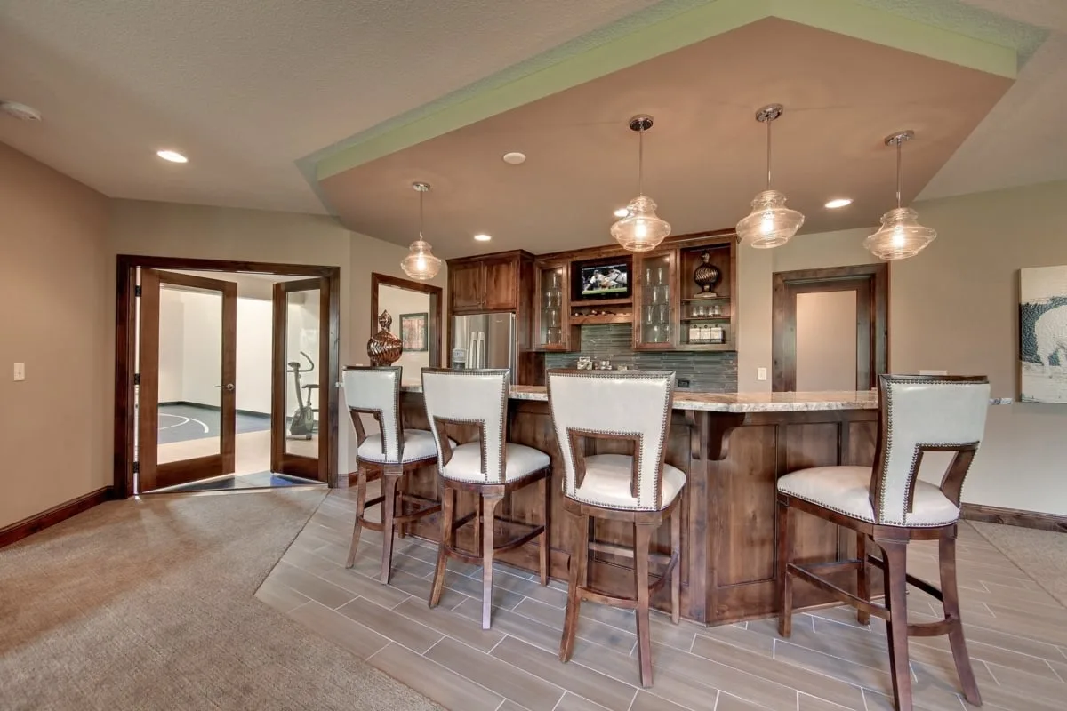 Wet bar with four-seater white chair.
